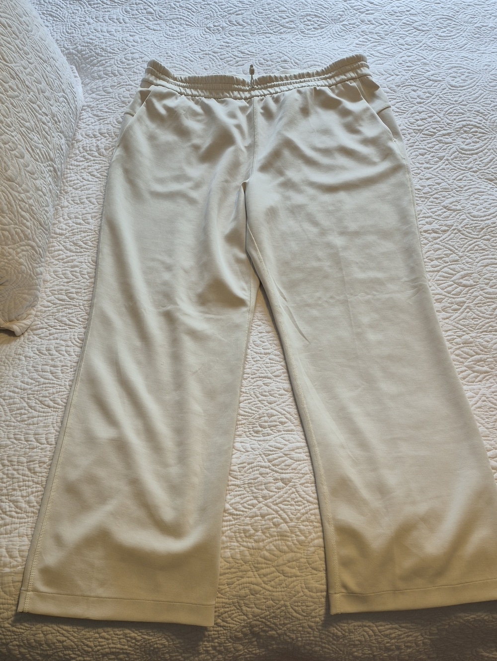 lululemon athletica Size 14 Cream Wide-Leg Softstreme pants